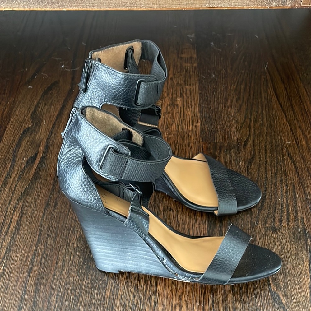 Report Signature Wedge Sandals